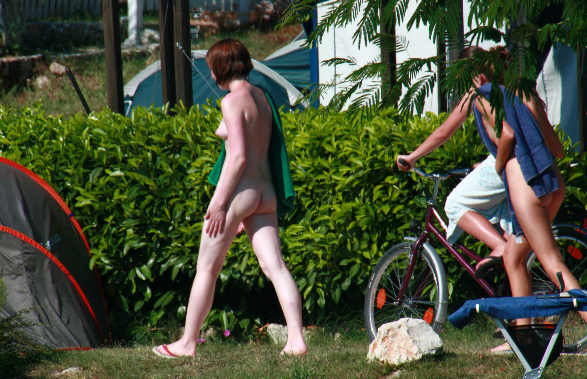 Nude Duet Next to the Wall - 1