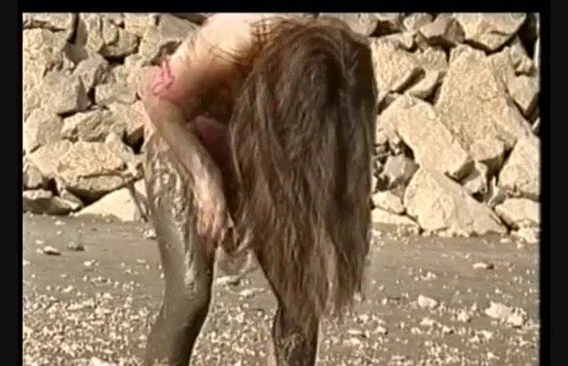 Naturistin Videos Schlammspiele (Lea and Friend. A day at the river) - 2